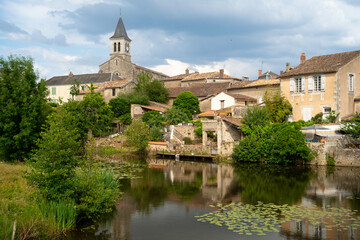 Obraz premium Rivière La Vonne, Sanxay, Vienne, 86, Region Nouvelle Aquitaine, France
