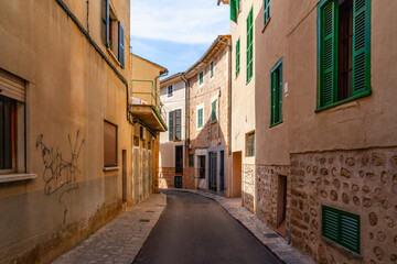 Fototapeta premium Leere Gasse und Straße mit Häusern in Sóller auf Mallorca Spanien