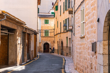 Leere Gasse und Straße mit Häusern in Sóller auf Mallorca Spanien