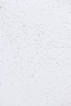Toile d'araign&eacute;e constell&eacute;e de gouttelettes d'eau 