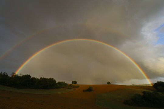 Double arc en ciel dans la campagne gersoise