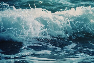 Obraz premium Close up of ocean wave breaking with foam and spray