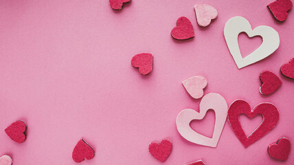 Obraz premium Paper Hearts Scattered on Pink Background