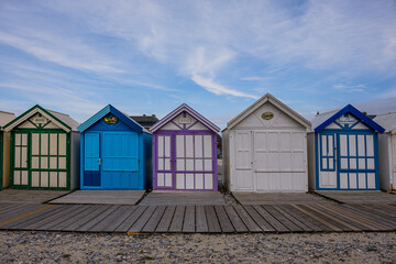 Naklejka premium Les cabines de plage et l'océan à Cayeux-sur-Mer