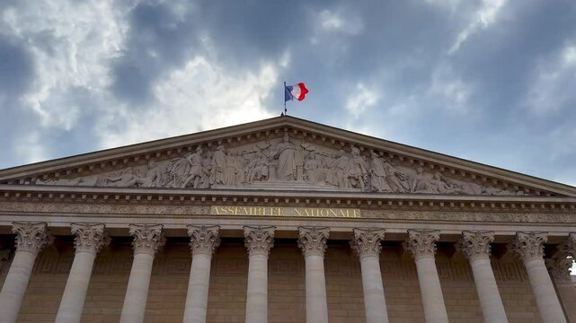 L'assembl&eacute;e nationale &agrave; Paris en France au format paysage.