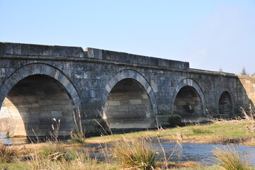 Fototapeta premium Buyukkaristiran Bridge, located in Luleburgaz, Turkey, was built by the Ottomans in the 16th century. 