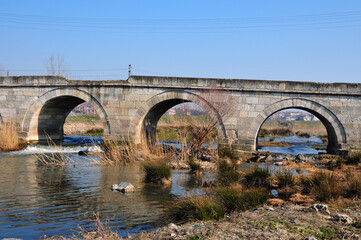 Fototapeta premium Buyukkaristiran Bridge, located in Luleburgaz, Turkey, was built by the Ottomans in the 16th century. 
