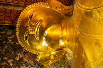 Obraz premium Golden Big Buddha statue in Wat Pho Temple in Bangkok city, Thailand, Asia. Temple of the Reclining Buddha. Popular tourist landmark