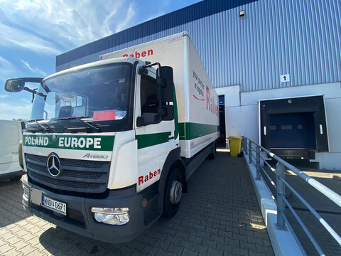 Samoch&oacute;d dostawczy firmy Raben podczas załadunku, rozładunku w magazynie logistycznym. Transport krajowy i międzynarodowy.	