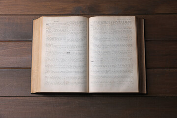 Obraz premium Open Bible on wooden table, top view