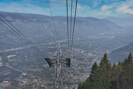 Pilone funivia  con cavi con panorama di lana da monte san vigilio