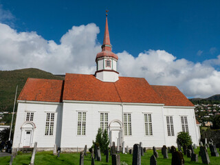 Kirche von Eid im Zentrum von Nordfjordeid
