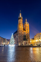 Fototapeta premium St Mary's church on Main Square in winter with Christmat tree, illuminated in the night, Krakow, Poland
