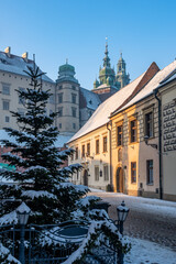 Obraz premium Krakow old town, Kanonicza street and Wawel castle with cathedral towers in the winter morning