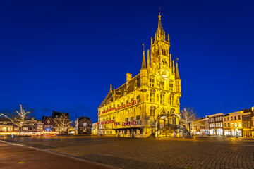 Obraz premium City hall in historical city Gouda, the Netherlands during dusk