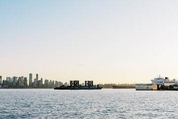 Obraz premium View of Vancouver city skyline and Vancouver harbour from Lonsdale Quay North Shore