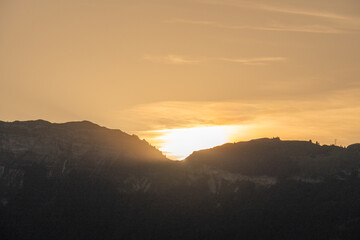 coucher du soleil sur le Jura depuis le Mont Mourex