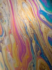 Auf einer großen Seifenblase sind irisierende Reflektionen 