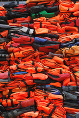 Jährlich sterben viele Bootsflüchtling bei dem Versuch über das Mittelmeer von Afrika nach Europa zu gelangen. Das Schlauchboot oder Schiff geht unter. Sie tragen zum Teil keine rettende Schwimmwesten