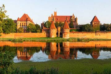 Naklejka premium Malbork Castle and the Nogat river in autumn