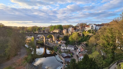 Obraz premium Town view with a bridge and river