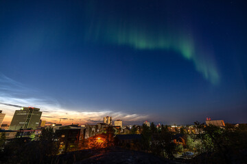 カナダの街並みとオーロラ