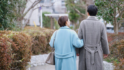 冬に公園デートする夫婦（冬服・コート・上着）