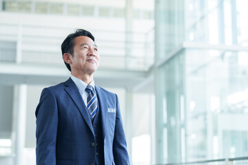 見上げる中高年のビジネスマン