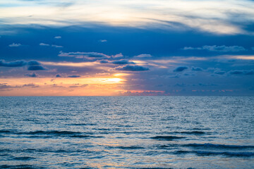 Obraz premium Ocean waves at beach. Waterscape for background. Sea sunrise. Sunset or sunrise seascape at sea.