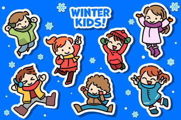 子供　ジャンプ　冬　雪