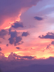 De superbes couleurs dans un ciel nuageux au coucher de soleil