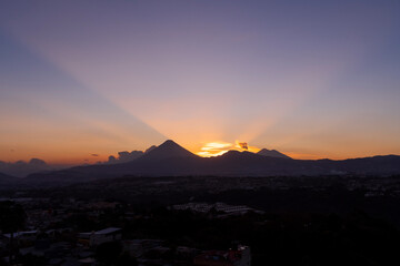 Volcanes de Guatemala en un atardecer