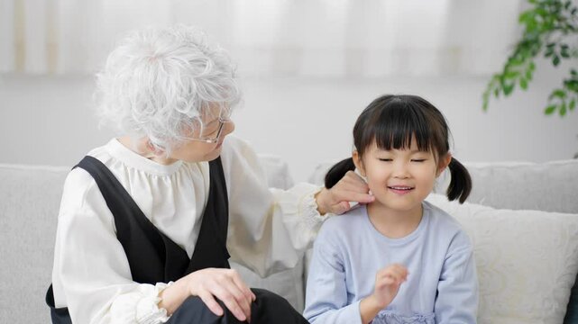 女の子とおばあさんのツーショット　ファミリーイメージ	