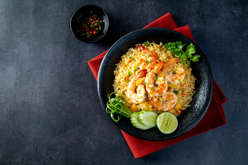 Shrimp fried rice Inside the black plate on the black stone table