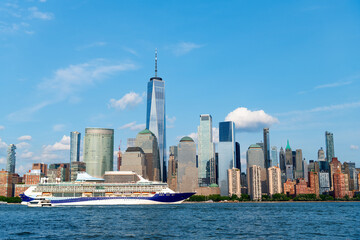Obraz premium Cruise ship Manhattan in New York. Skyline of New York Manhattan cruising on the Hudson River cruise liner cruises.