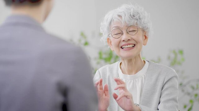 ビジネススーツを着ている若い女性とシニア女性　ビジネスイメージ	

