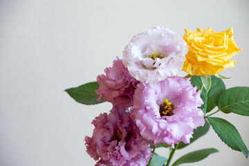 紫と黄色の花束
