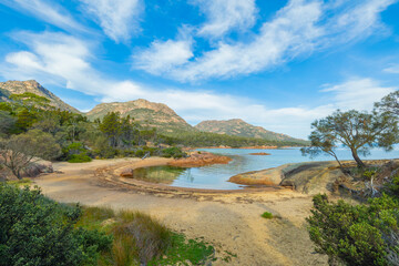 Fototapeta premium Scenic views of Honeymoon Bay in Freycinet National Park, Tasmania