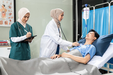 Obraz premium Doctor with stethoscope examining patient and checking the salt water, Health care concept.