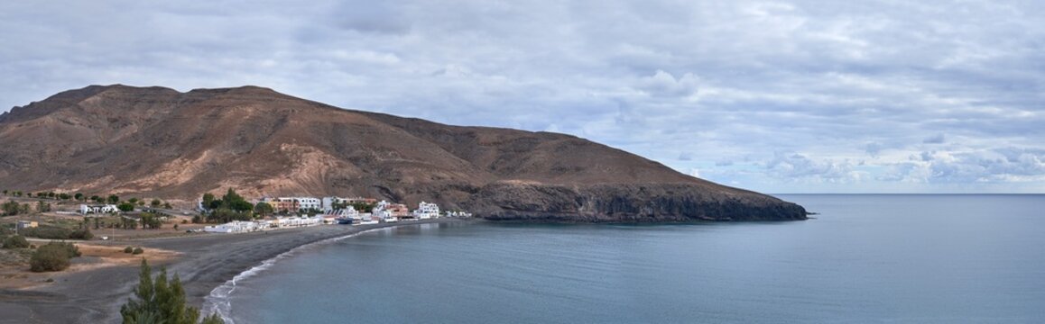 Giniginamar, Fuerteventura - Bucht und Strand mit dem alten Ortsteil, Blick vom Wanderweg aus Tarajalejo kommend