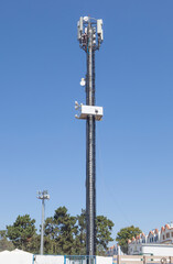 Obraz premium Rope access technician working on cell tower