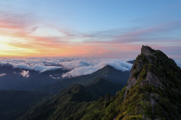 夜明け前の石鎚山頂上からの朝焼け