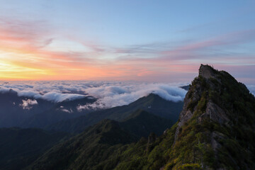 夜明け前の石鎚山頂上からの朝焼け
