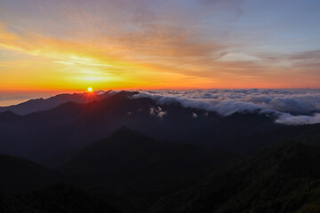 石鎚山頂上からの朝焼けと御来光