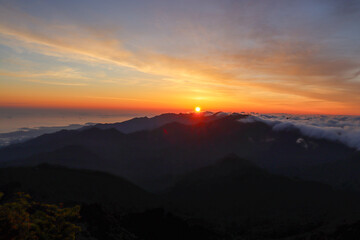 石鎚山頂上からの朝焼けと御来光