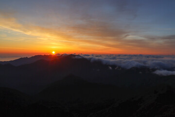 石鎚山頂上からの朝焼けと御来光