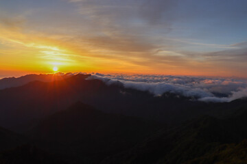 石鎚山頂上からの朝焼けと御来光