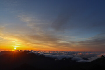 石鎚山頂上からの朝焼けと御来光