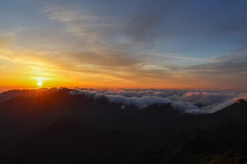 石鎚山頂上からの朝焼けと御来光