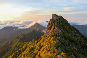 朝日に染まる石鎚山頂上